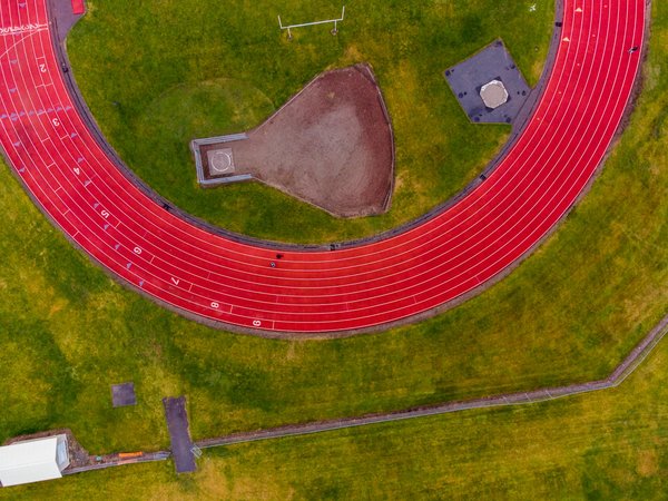 How do various breathing techniques affect diaphragm strength in powerlifters?